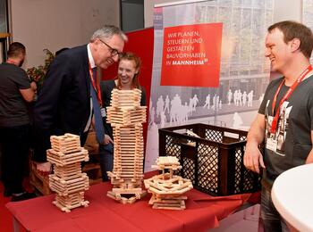 Rundgang von OB Dr. Peter Kurz bei der Messe startklar