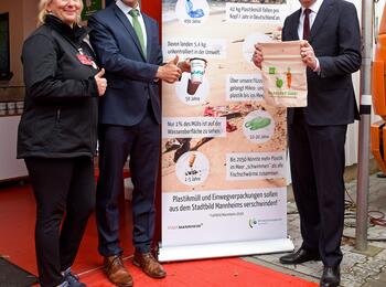 OB Dr. Kurz (rechts) und Staatssekretär Baumann zusammen mit Agnes Schönfelder von der Klimaschutzagentur am Maimarktstand der Stadt Mannheim.