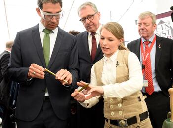 Eine Steinmetzmeisterin zeigt ihr Können beim Maimarktrundgang