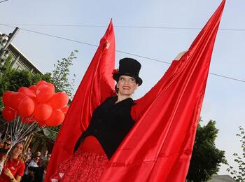 Faszinierende Stelzenläufer beim Mannheimer Stadtfest