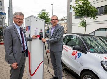 Oberbürgermeister Dr. Peter Kurz und MVV-Vorsitzender Dr. Georg Müller am neuen Ladepunkt in L 13