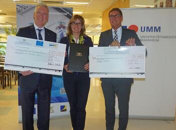 Auf dem Bild (v.l.n.r): Prof. Dr. med. Hans-Jürgen Hennes (Medizinischer Geschäftsführer des Universitätsklinikums Mannheim), Staatssekretärin Katrin Schütz (Ministerium für Wirtschaft, Arbeit, und Wohnungsbau Baden-Württemberg) und Michael Grötsch (Wirtschbürgermeister der Stadt Mannheim) 