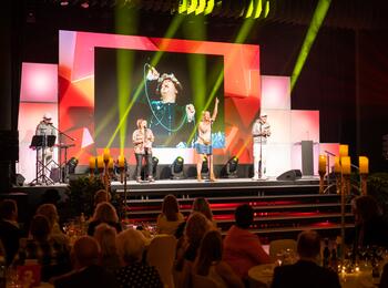 Für Unterhaltung sorgt das Musik-Kabarett Schatzkistl mit Programmauszügen aus dem Stück  „Iwwa di Brick – Eine Hommage an Joy Fleming“