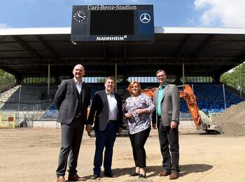 Auf dem Bild von links: Markus Kompp – Geschäftsführer SV Waldhof Mannheim, Bürgermeister Lothar Quast, Andrea Safferling (SPD - Gemeinderätin), Uwe Kaliske - Fachbereich Sport und Freizeit Stadt Mannheim