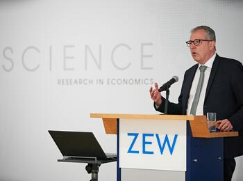 Oberbürgermeister Dr. Peter Kurz bei seiner Rede anlässlich des Europäisch-Chinesischen Wirtschafts- und Innovationsforums