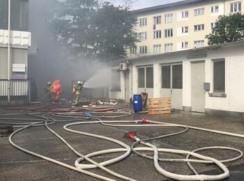 Rauchentwicklung nach chemischer Reaktion.