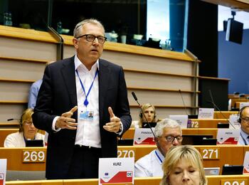 Oberbürgermeister Dr. Peter Kurz bei der Plenarsitzung des AdR in Brüssel