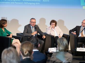 Podiumsdiskussion mit OB Dr. Peter Kurz im Rahmen des Stiftungstags