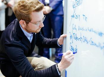 Sören Landmann, Beauftragter für die Chancengleichheit von Menschen vielfältiger sexueller und geschlechtlicher Identitäten der Stadt Mannheim, unterzeichnet die Selbstverpflichtung.