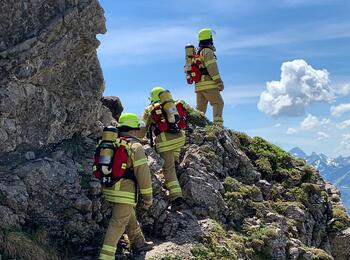 Zu Fuß und in voller Einsatzmontur werden die drei Mannheimer Feuerwehrmänner die Alpen überqueren, vom bayrischen Mittenwald bis nach Meran in Südtirol.