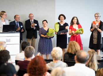 Von links nach rechts: Katharina Lezius (Freudenberg Stiftung), Hartwig Weik (Staatliches Schulamt Mannheim), Sascha Wenzel (Freudenberg Stiftung), Şengül Kardelen (Pädagogische Werkstatt), Sema Aslan (Pädagogische Werkstatt), Petra Hahn (Pädagogische Werkstatt), Bürgermeisterin Dr. Ulrike Freundlieb 