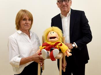 OB Dr. Peter Kurz übergibt ein Geschenk an die Leiterin des Hauses