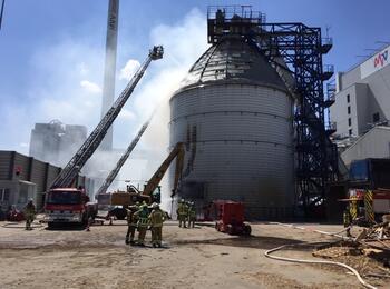 In dem Silo des Biomassekraftwerks lagern Holzschnitzel. Diese sind in Brand geraten.
