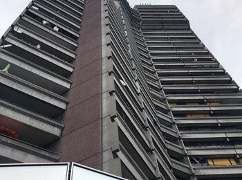 Brand am Neckarufer – Gebäude wird evakuiert 