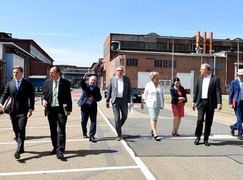 Stadtspitze und Wirtschaftsförderung beim Rundgang mit Projektentwickler Aurelis über das weitläufige Gelände des Turbinenwerks Mannheim 
