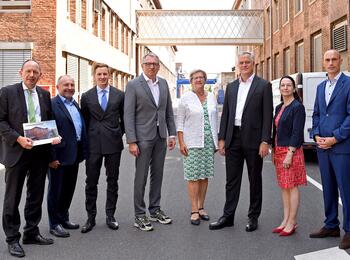 Stadtspitze und Wirtschaftsförderung beim Vororttermin mit Projektentwickler Aurelis auf dem Gelände des Turbinenwerks Mannheim 