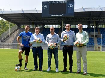 Stadt und SV Waldhof begutachten den neuen Rasen für die 3. Liga