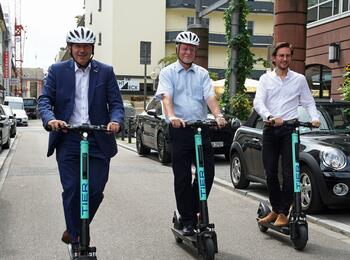 Erster Bürgermeister und Verkehrsverbund-Vorsitzender Christian Specht testet gemeinsam mit VRN-Geschäftsführer Volkhard Malik und TIER-Country Manager Deutschland, Philip Reinckens, die E-Scooter.