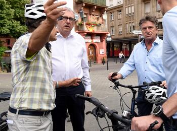 Halt am Neumarkt im Rahmen der Tour von Sozialminister Manne Lucha durch die Neckarstadt-West