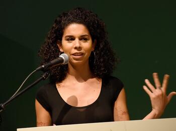 Sanni Est bei ihrem Vortrag anlässlich des Regenbogenempfangs