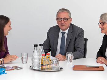 OB Dr. Peter Kurz und Bürgermeisterin Dr. Ulrike Freundlieb im Gespräch mit der Jugenddelegierten Josephine Hebling