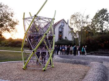 OB Dr. Peter Kurz besichtigt einen Spielplatz am Ufer des Rheinauer Sees.