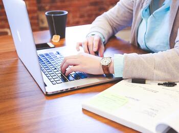 Verwaltungsleistungen können künftig 24 Stunden am Tag, entweder bequem von zuhause aus oder mobil auf dem Smartphone genutzt werden.