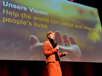Christine Susanne Müller, SAP, bei ihrem Vortrag beim Symposium people - planet- profit
