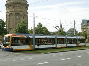Straßenbahn vor dem Mannheimer Wasserturm