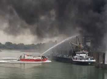 Das Feuerlöschboot im Einsatz bei der BASF-Explosion im Oktober 2016.