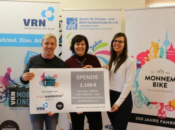 Spendenübergabe durch Mobile Cinema
