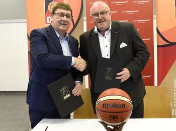 Sportbürgermeister Lothar Quast und DBB Präsident Ingo Weiss bei der AST-Vertragsunterzeichnung