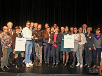 Gemeinsames Bild aller Akteure des 9. Mannheimer Wirtschaftsforums (Oberbügermeister Dr. Peter Kurz, Wirtschaftsbürgermeister Michael Grötsch, Verteter der Wirtschaftsförderung und des Stadtmarketings, Preisträger des MEXI 2020, Preisträger des Preises der Stiftung der Mannheimer Wirtschaft sowie Partner, Stifter und Sponsoren) 