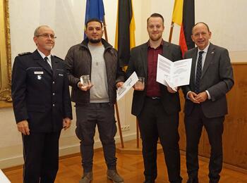 v.l.n.r.: Leitender Polizeidirektor Dieter Hoffert, die beiden Preisträger Farid Merdaci und Christian Wenzel, Erster Bürgermeister und 1. Vorsitzender des Vereins SiMA Christian Specht