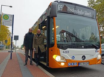 Erster Bürgermeister und ÖPNV-Dezernent Christian Specht steigt gemeinsam mit Christian Volz, Kaufm. Geschäftsführer rnv, in die neue Linie 65.