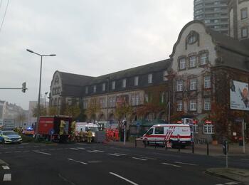 Aktuell läuft vor Ort ein Großeinsatz von Feuerwehr und Rettungsdiensten.