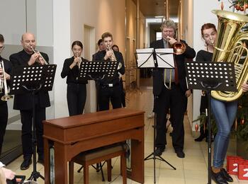 Das Bläserensemble der Musikschule beim Weihnachtsliedersingen 