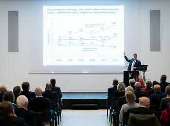 Professor Dr. Marc Debus