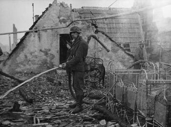 Löscharbeiten am 5. September 1943 im Kinderheim Rheinau.