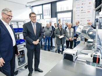 Wirtschaftsbürgermeister Michael Grötsch und Digipate Stefan Bley präsentieren den Smart Production Demonstrator