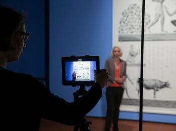 Kuratorin Dr. Gabriele Pieke bei Video-Aufnahmen in der Sonderausstellung "Yesterday - Tommorrow"