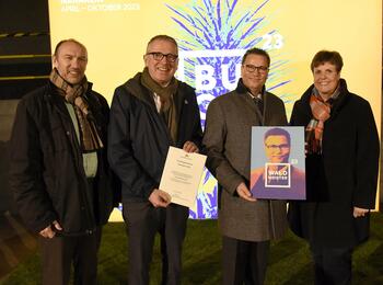 Michael Schnellbach, Geschäftsführer der Bundesgartenschau Mannheim 2023 gGmbH, und Oberbürgermeister Dr. Peter Kurz bekommen vom Minister für Ländlichen Raum und Verbraucherschutz, Peter Hauk MdL, im Beisein von Regierungspräsidentin Sylvia M. Felder den Zuwendungsbescheid über 20,2 Millionen Euro Fördermittel für die Bundesgartenschau 2023.