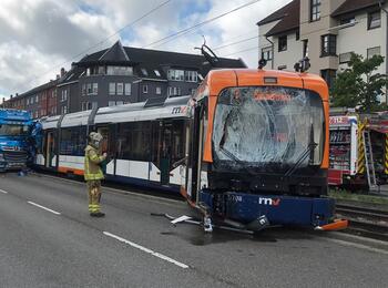 Bei dem Verkehrsunfall am Montagvormittag wurden neun Personen verletzt.