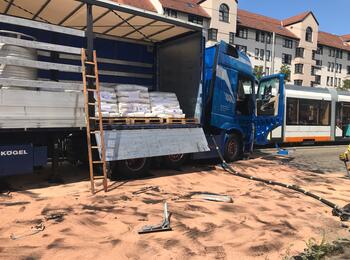 Der LKW hatte Gefahrgut geladen.