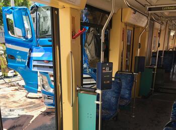 Verkehrsunfall: LKW kollidiert mit Straßenbahn