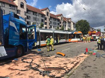 Durch den Zusammenstoß ist die Straßenbahn entgleist.