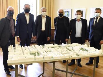 Neubau Stadtbibliothek: Stadtspitze mit Bauherren und Vertreter der IBA am Modell