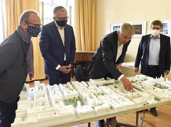 Neubau Stadtbibliothek: Stadtspitze mit Klaus Elliger am Modell