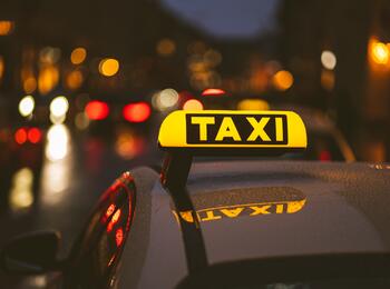Taxi bei Nacht