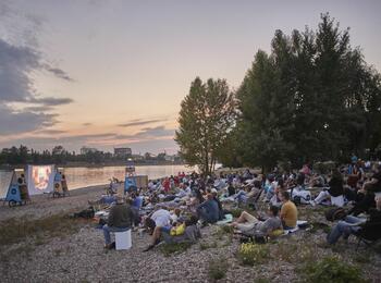 Mobile Cinema am Wasser mit Publikum